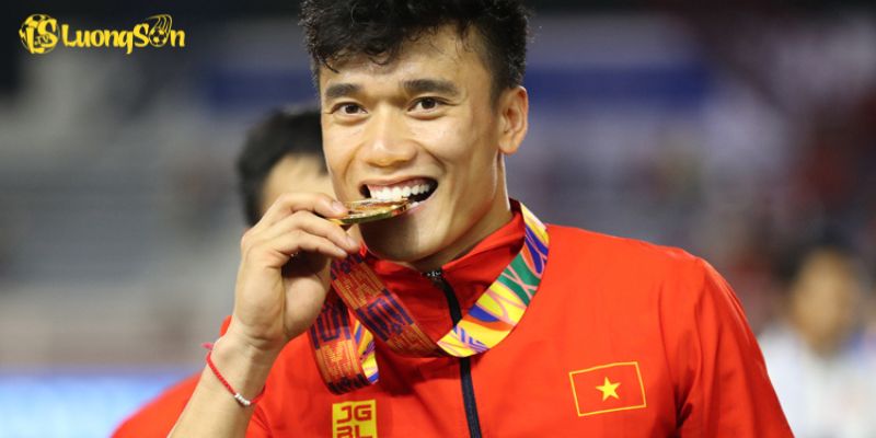 Bùi Tiến Dũng chấn thương trong trận đấu với Thế Công Viettel